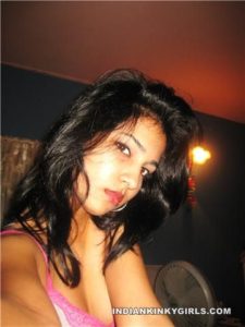 Horny-Desi-Girl-With-Shaved-Pussy-Nude-Selfshot-Pics-1