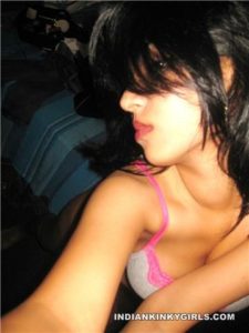 Horny-Desi-Girl-With-Shaved-Pussy-Nude-Selfshot-Pics-2