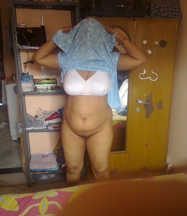 Randi Anty Sex - Desi Randi Aunty Exposing Her Big Mamme And Ghaand | Indian Nude Girls