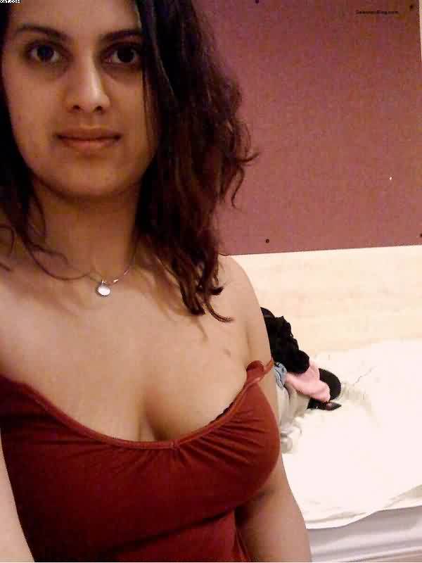 beautiful indian desi wife taking nude selfies on trip 001