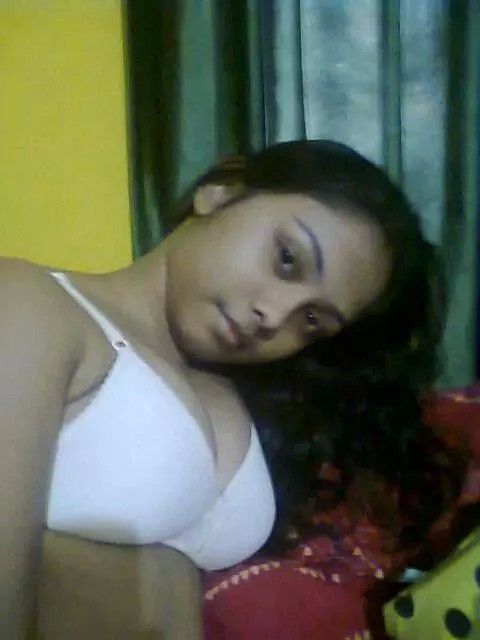 innocent looking indian girl nude selfies leaked 001