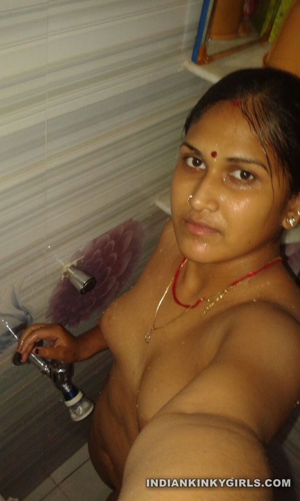 indian marathi housewife naked shower selfies leaked 004