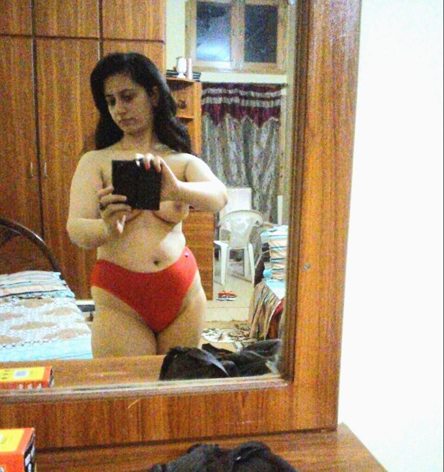 big desi boobs show by sexy wife selfies 001
