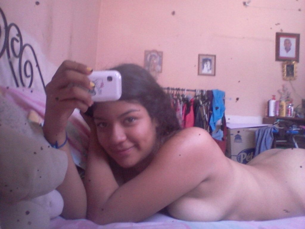 Amateur Desi Teen Simran Nude Selfies Showing Ass