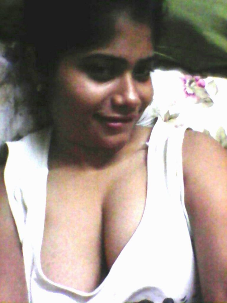 bengali call girl nude selfies exposing huge breasts 003