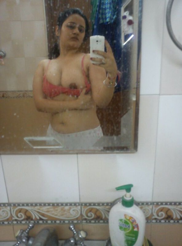 mature pune bank manager nude leaked selfies 006