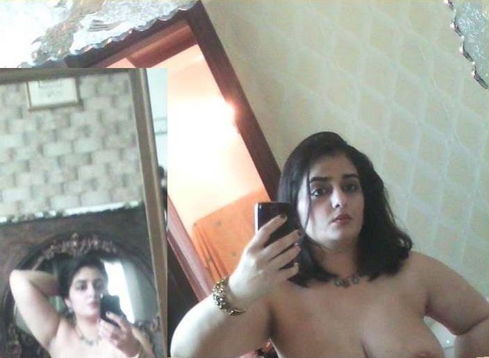 pakistani bhabhi nude exposing huge ass 002