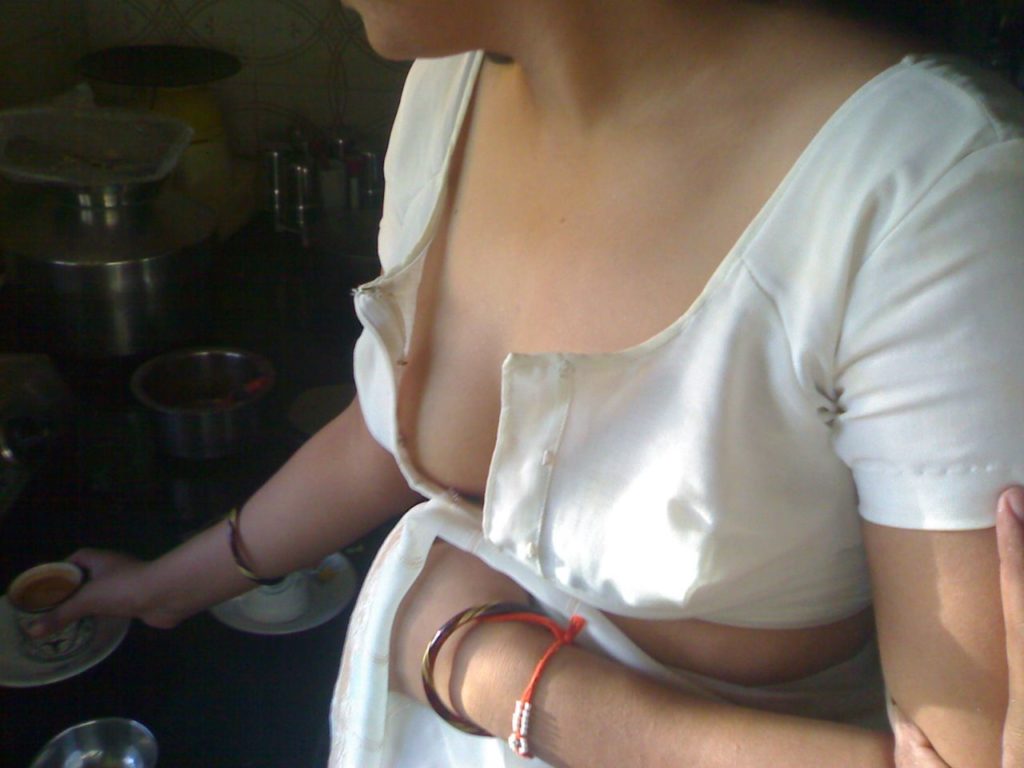 mallu housewife sexy photos exposing nice boobs 001