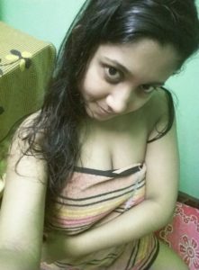 lovely milky boobs of hindi teacher naked selfies 001