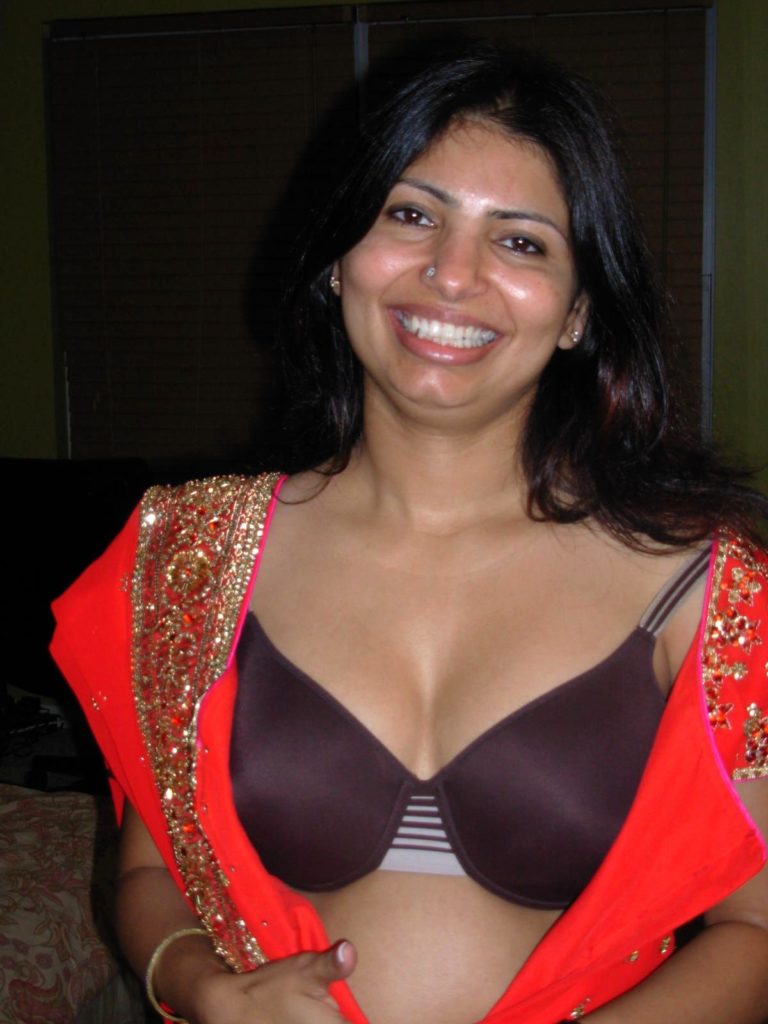 horny indian aunty nude showing big assets 001
