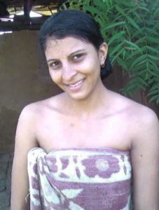 indian girl naked outdoor showing sexy body 001