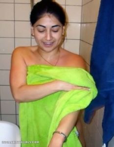 indian hot wife bathing naked leaked pics