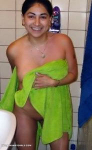 indian hot wife bathing naked leaked pics 002