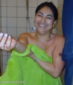 indian hot wife bathing naked leaked pics 003