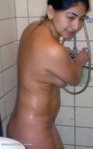 indian hot wife bathing naked leaked pics 006