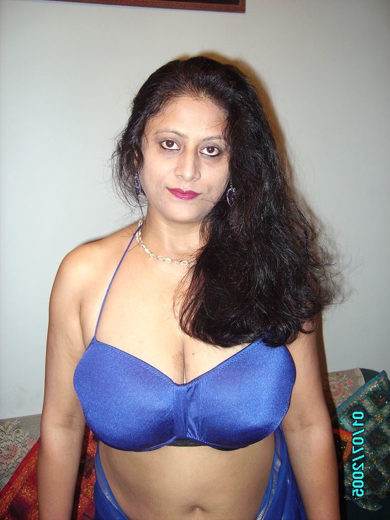 Punjabi girl manpreet removing her bra in car my desi boobs