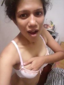 kinky gurgaon call center girl nude selfies leaked 001