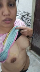nagpur wife topless selfies squeezing boobs 003