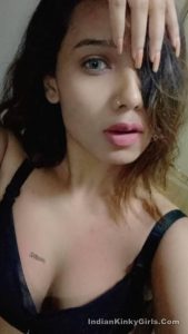 sexy indian girl's leaked topless selfies