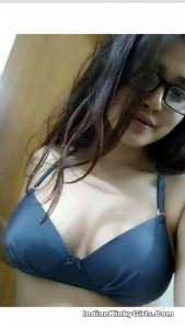 sexy indian mumbai girl nude photos with great tits 001