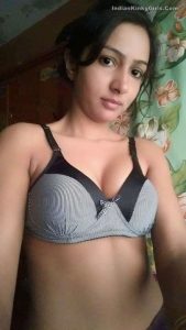 beautiful indian teen nude selfies leaked from whatsapp 002