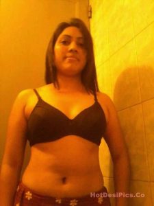 beautiful indian girl nude posing for boyfriend 002