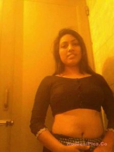 beautiful indian girl nude posing for boyfriend 003