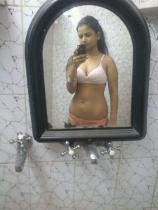 natural looking indian girl's leaked nude selfies 004