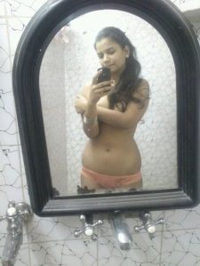 natural looking indian girl's leaked nude selfies 005