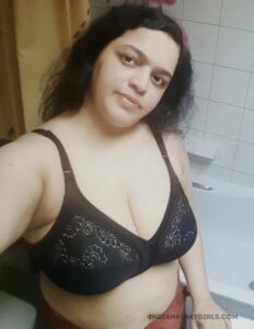 busty muslim bhabhi shehnaaz ke nude selfies 003