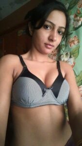 naughty indian girl with big boobs leaked nude selfies 001