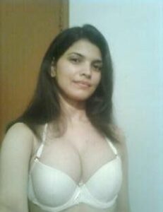 sexy indian girlfriend showing big desi tits