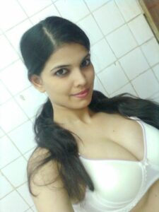 sexy indian girlfriend showing big desi tits 001