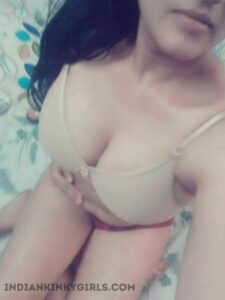 beautiful kerala girl leaked nude selfies showing tits 004