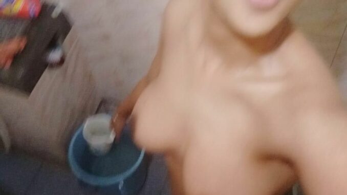 desi nude girl nahate huye leaked whatsapp photos 004
