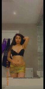 beautiful mumbai girl's leaked nude selfies 005