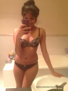 super sexy indian nri girl ke leaked nude selfies 008