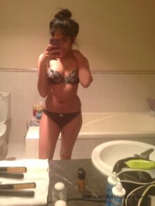 super sexy indian nri girl ke leaked nude selfies 010