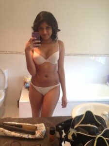 super sexy indian nri girl ke leaked nude selfies 011