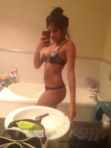 super sexy indian nri girl ke leaked nude selfies 012