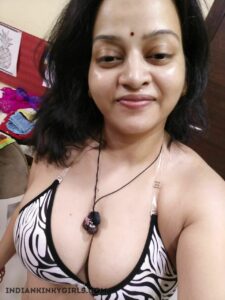 horny indian mature bhabhi leaked nude photos 008
