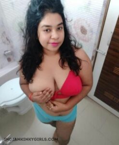 horny kolkata milf's big tits and ass photos