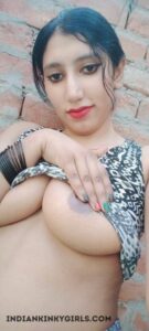 hot pathan bhabhi nude selfies showing big boobs 008