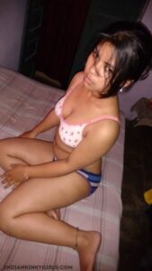 innocent looking indian teenage girl leaked pics 002