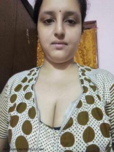 sexy indian wife with big boobs nude selfies 002