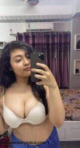 big tits indian mba student leaked nude selfies 002