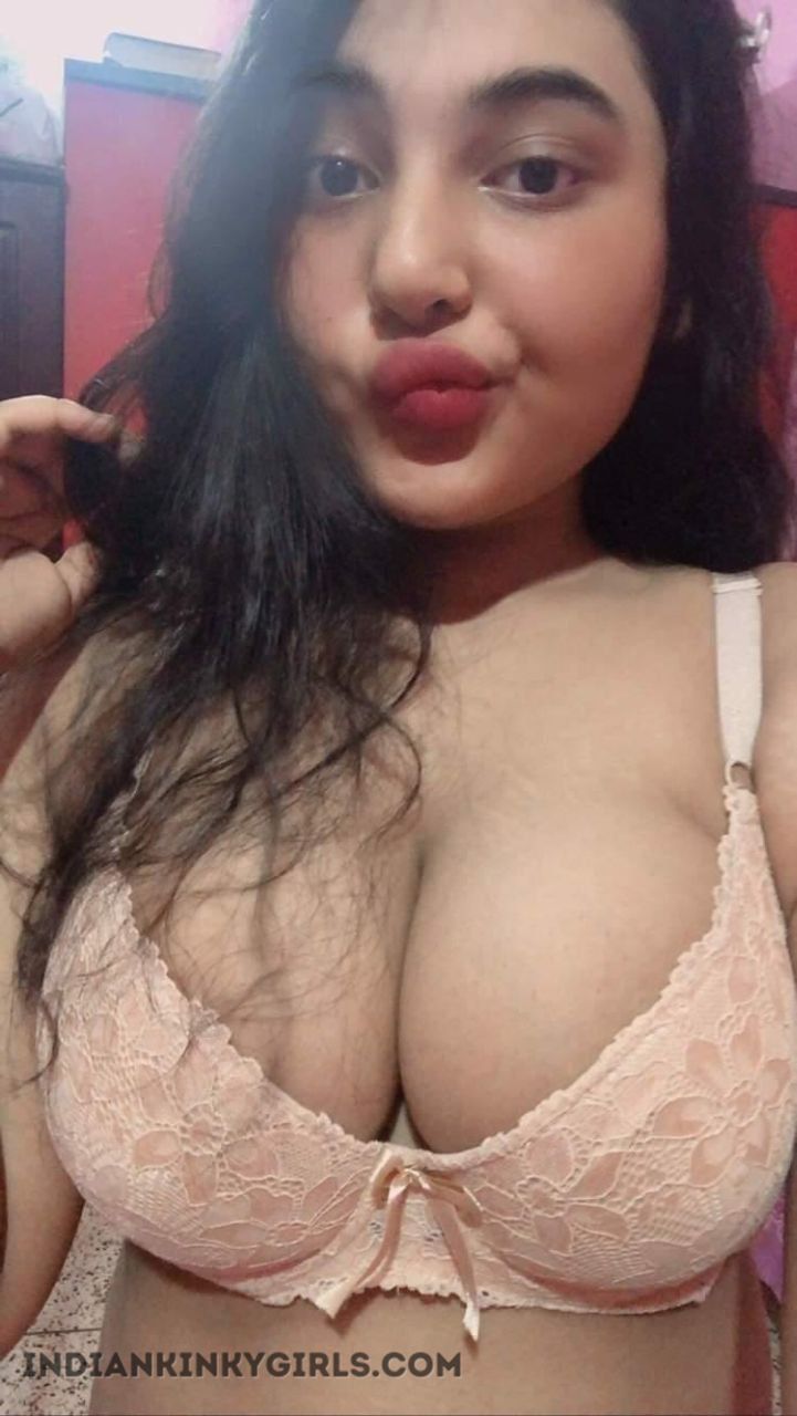 Curvaceous Bangladeshi College Girl Sexy Selfies Photos photo