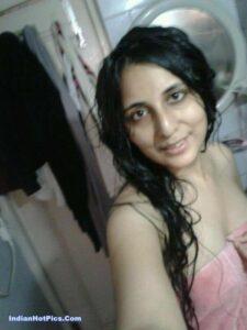 hot nude selfies of east delhi girl 005
