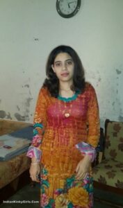 pakistani wife nude fucking her husband's friend 001