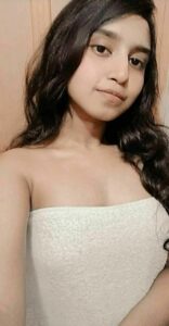 cute indian teen's leaked boobs selfies
